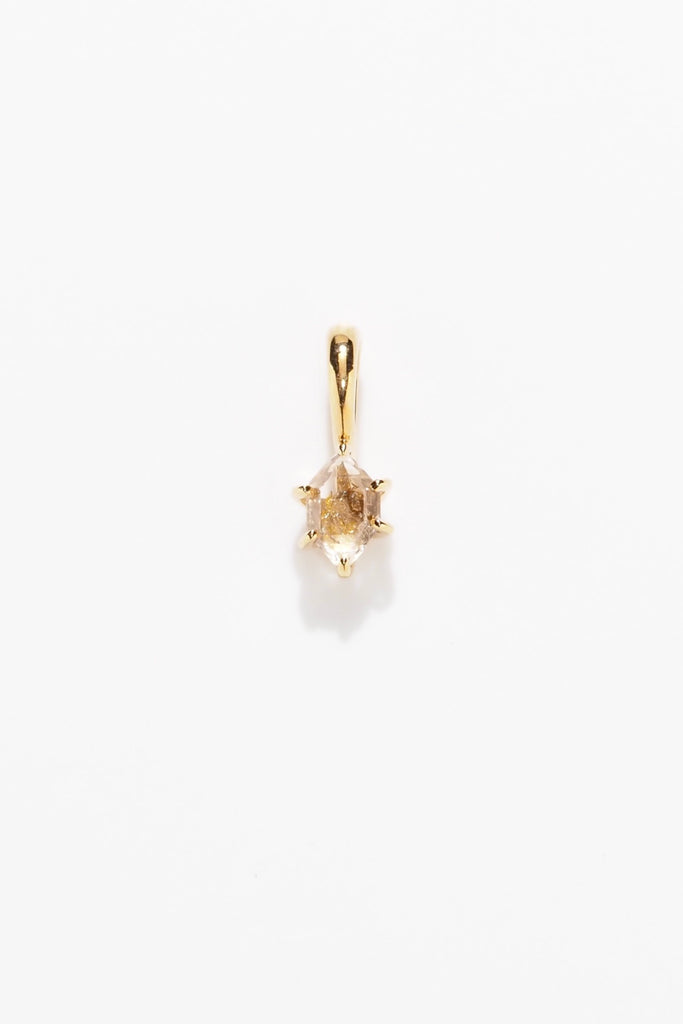 ジュエリースタジオMASHIROのアップサイクルジュエリー。オイルインクォーツ・ラフ（原石）・約0.33ct・約5.8*3.6mmのイエローゴールドのチャーム