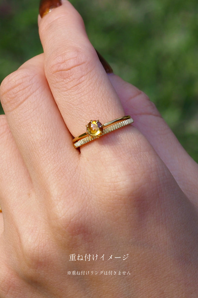 ジュエリースタジオMASHIROのアップサイクルジュエリー。イエローゴールドの木目デザインリングの重ね付けイメージ画像。