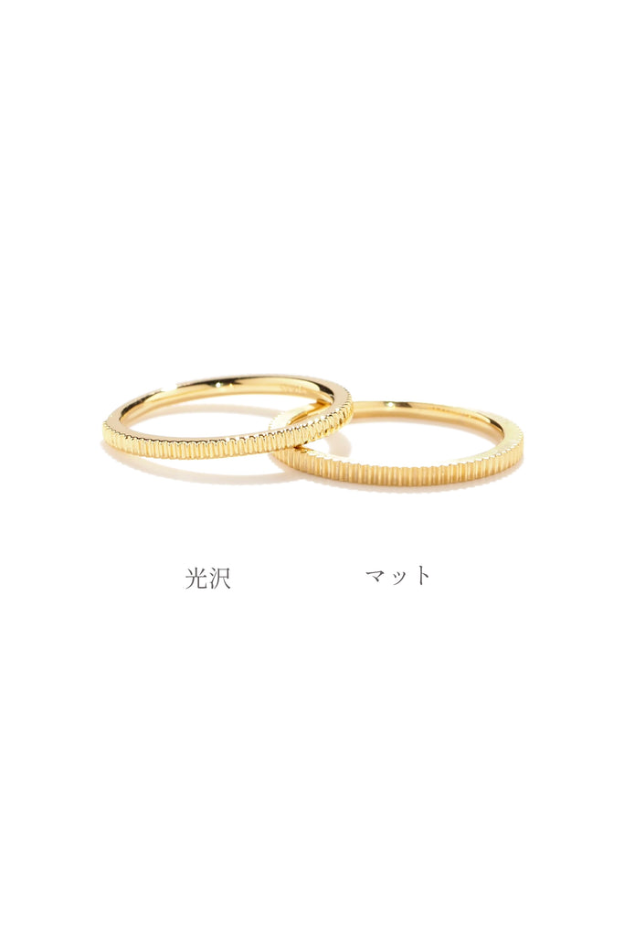 ジュエリースタジオMASHIROのアップサイクルジュエリー。イエローゴールドの木目デザインリングの光沢とマット加工の比較画像。