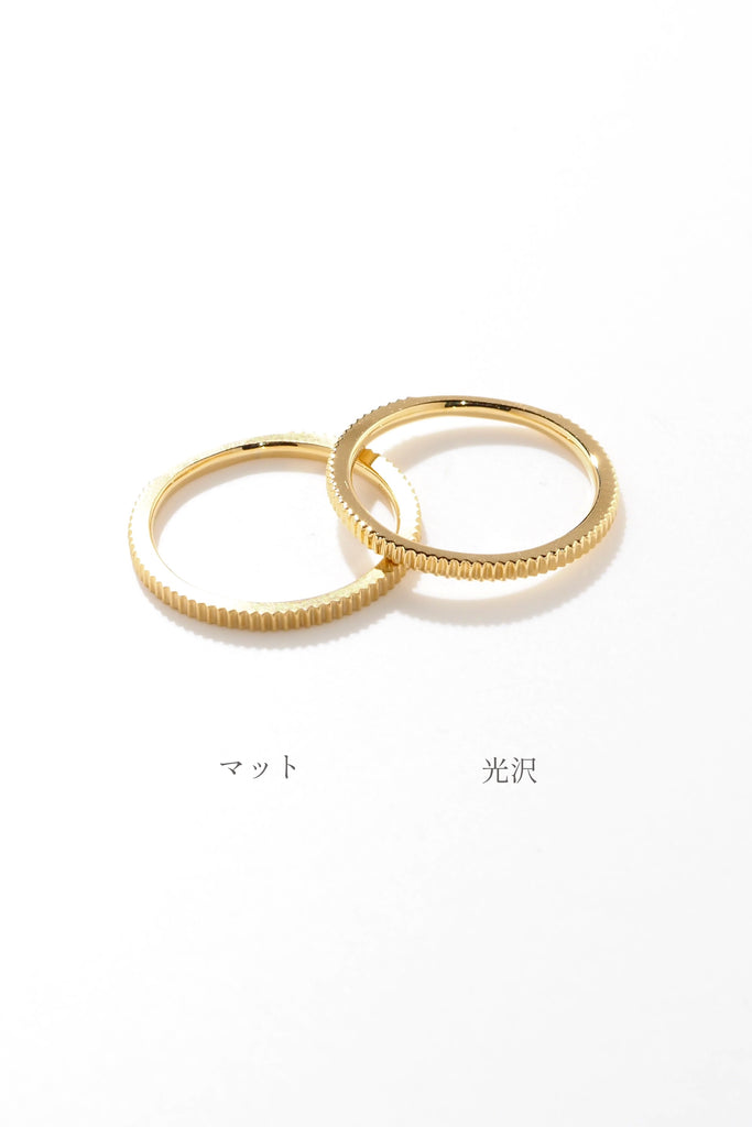 ジュエリースタジオMASHIROのアップサイクルジュエリー。イエローゴールドの木目デザインリング。光沢とマット加工の比較画像。