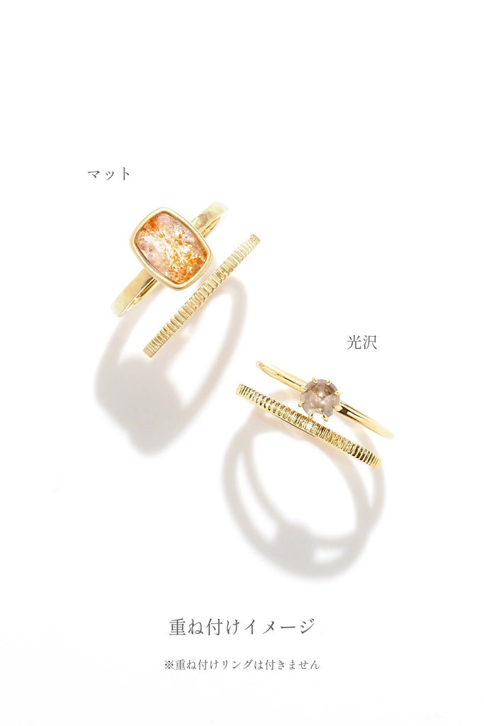 ジュエリースタジオMASHIROのアップサイクルジュエリー。イエローゴールドの木目デザインリングの重ね付けイメージ画像。