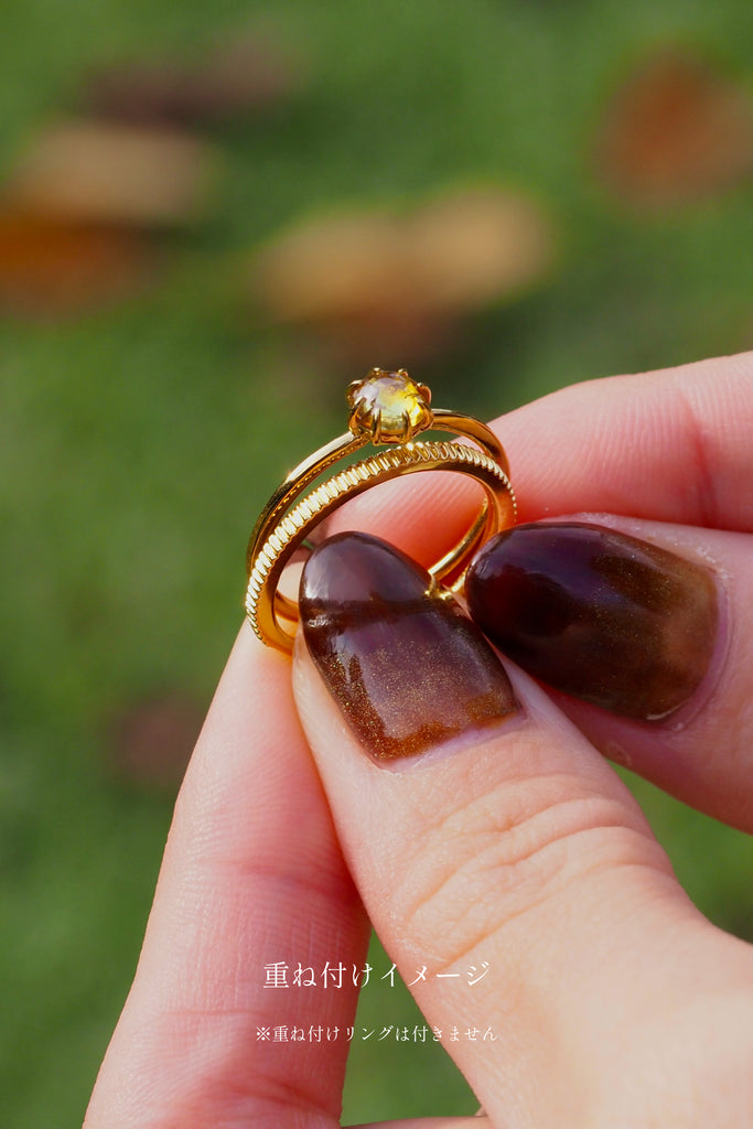 ジュエリースタジオMASHIROのアップサイクルジュエリー。イエローゴールドの木目デザインリングの重ね付けイメージ画像。