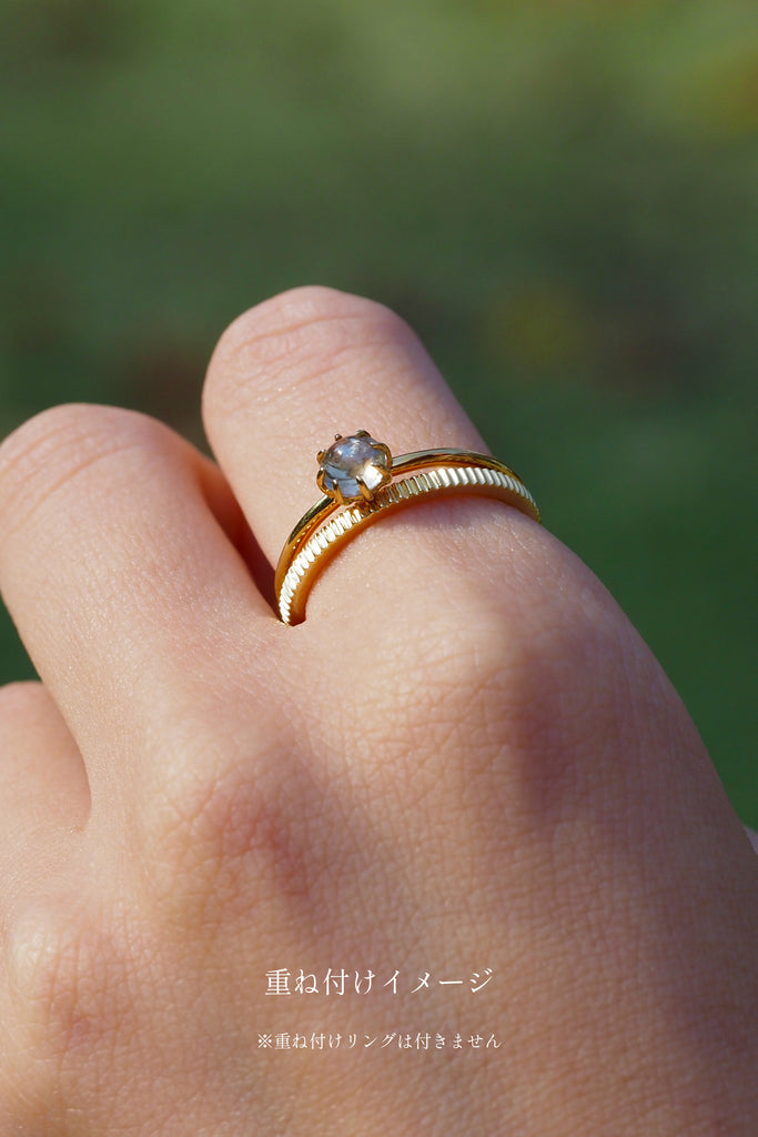 ジュエリースタジオMASHIROのアップサイクルジュエリー。イエローゴールドの木目デザインリングの重ね付けイメージ画像。