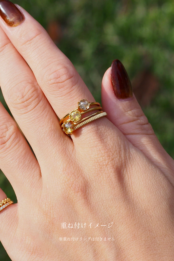 ジュエリースタジオMASHIROのアップサイクルジュエリー。イエローゴールドの木目デザインリングの重ね付けイメージ画像