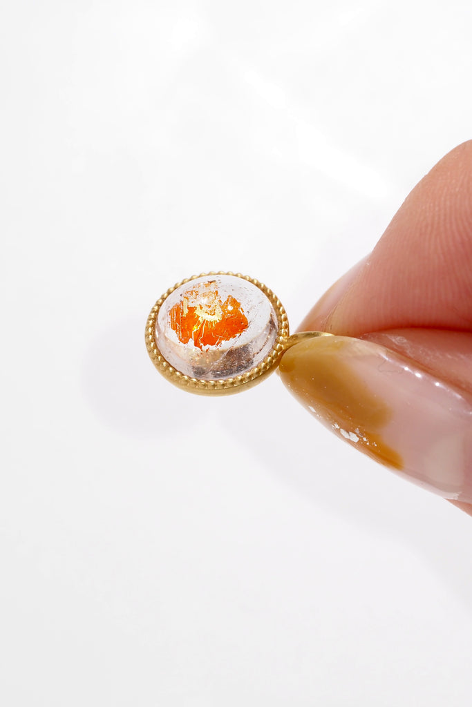 ジュエリースタジオMASHIROのアップサイクルカラーストーンジュエリー。ブラジル産・オーロラクォーツ・ラウンドカボションカットの金魚水晶ミルグレイン取り巻きチャーム（ペンダントトップ）。イエローゴールドマット