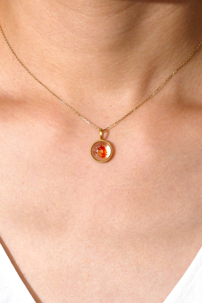 ジュエリースタジオMASHIROのアップサイクルカラーストーンジュエリー。ブラジル産・オーロラクォーツ・ラウンドカボションカットの金魚水晶ミルグレイン取り巻きチャーム（ペンダントトップ）。イエローゴールドマット