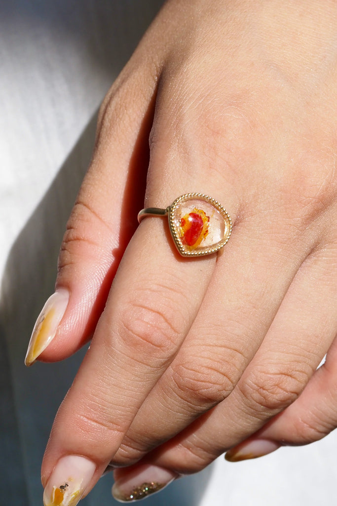 ジュエリースタジオMASHIROのカラーストーンアップサイクルジュエリー。オーロラクォーツ（ライモナイトインクォーツ）のミルグレインリング。シャンパンゴールドマット。内部に金魚や熱帯魚が泳いでいるような極上のオーロラクォーツ