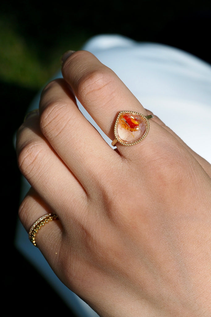 ジュエリースタジオMASHIROのカラーストーンアップサイクルジュエリー。オーロラクォーツ（ライモナイトインクォーツ）のミルグレインリング。シャンパンゴールドマット。内部に金魚や熱帯魚が泳いでいるような極上のオーロラクォーツ