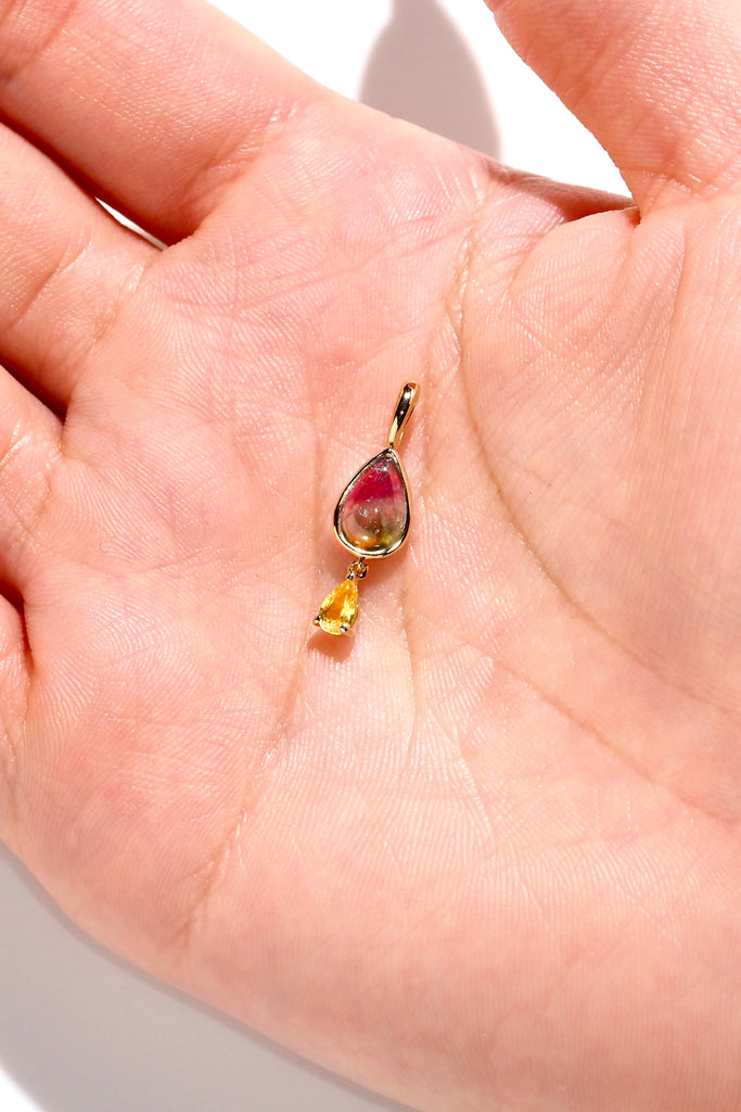 ジュエリースタジオMASHIROのアップサイクルカラーストーンジュエリー。ウォーターメロントルマリンとイエローサファイアのチャーム（ペンダントトップ）。シャンパンゴールド