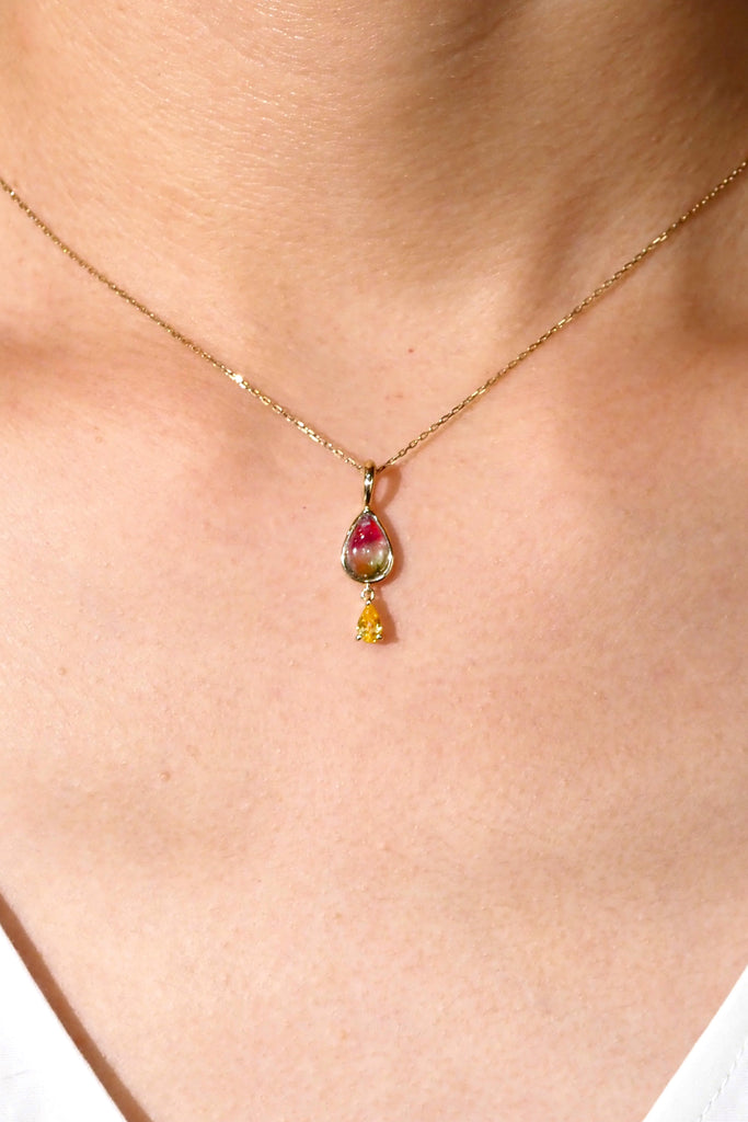ジュエリースタジオMASHIROのアップサイクルカラーストーンジュエリー。ウォーターメロントルマリンとイエローサファイアのチャーム（ペンダントトップ）。シャンパンゴールド