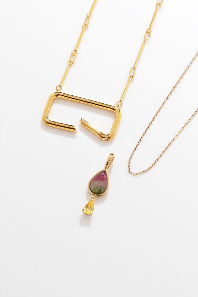 ジュエリースタジオMASHIROのアップサイクルカラーストーンジュエリー。ウォーターメロントルマリンとイエローサファイアのチャーム（ペンダントトップ）。シャンパンゴールド
