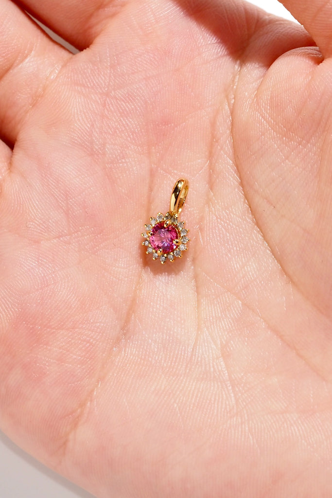 ジュエリースタジオMASHIROのアップサイクルカラーストーンジュエリー。ホットピンクスピネル・ラウンドカットのダイヤ取り巻きチャーム（ペンダントトップ）。イエローゴールド