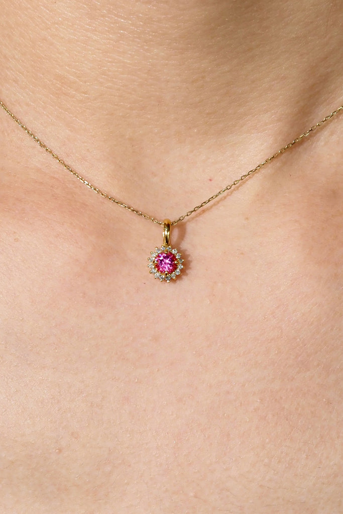 ジュエリースタジオMASHIROのアップサイクルカラーストーンジュエリー。ホットピンクスピネル・ラウンドカットのダイヤ取り巻きチャーム（ペンダントトップ）。イエローゴールド