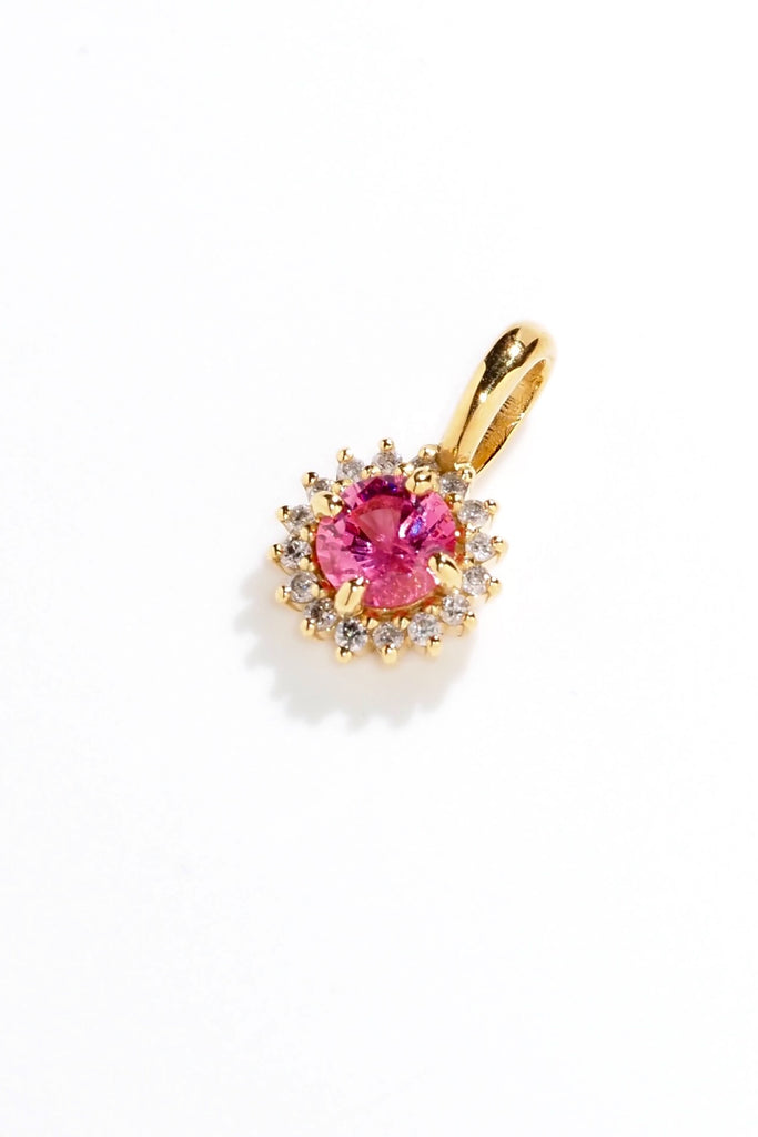 ジュエリースタジオMASHIROのアップサイクルカラーストーンジュエリー。ホットピンクスピネル・ラウンドカットのダイヤ取り巻きチャーム（ペンダントトップ）。イエローゴールド