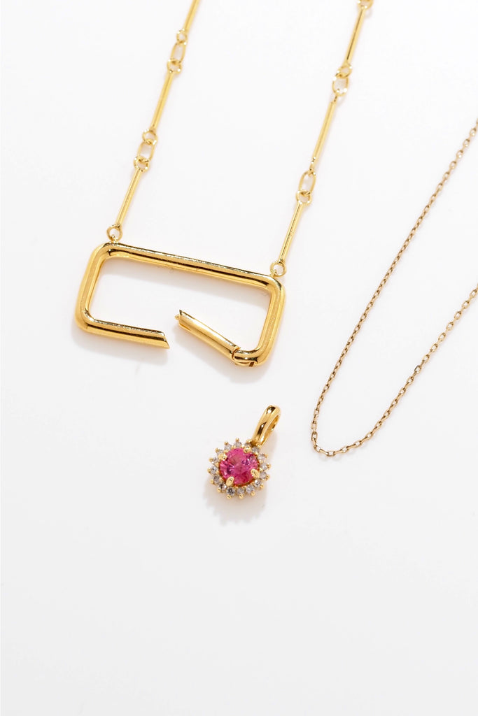 ジュエリースタジオMASHIROのアップサイクルカラーストーンジュエリー。ホットピンクスピネル・ラウンドカットのダイヤ取り巻きチャーム（ペンダントトップ）。イエローゴールド