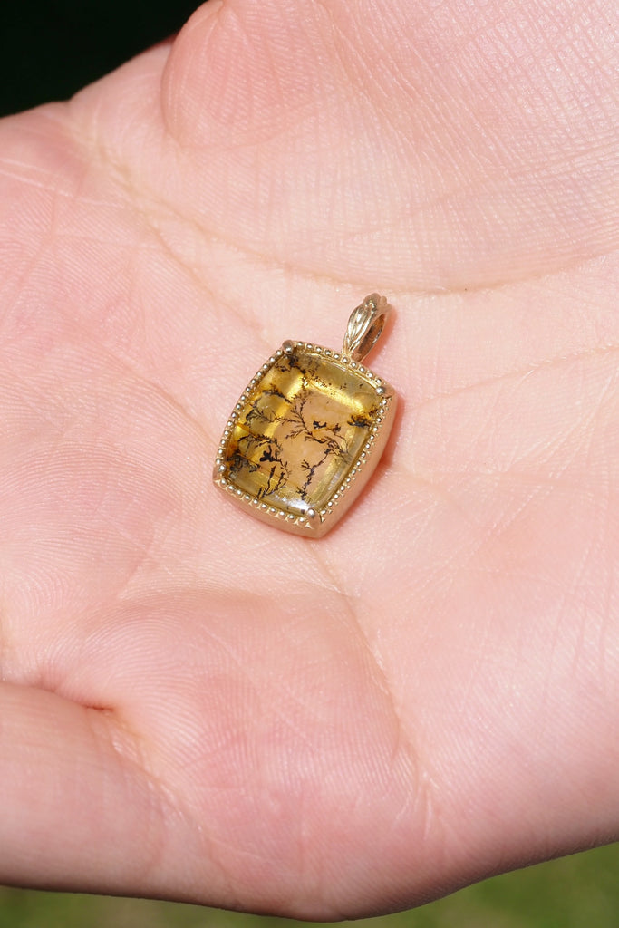 ジュエリースタジオMASHIROのカラーストーンアップサイクルジュエリー。デンドリティッククォーツ・シャンパンゴールドのミルグレインチャーム（ペンダントトップ）