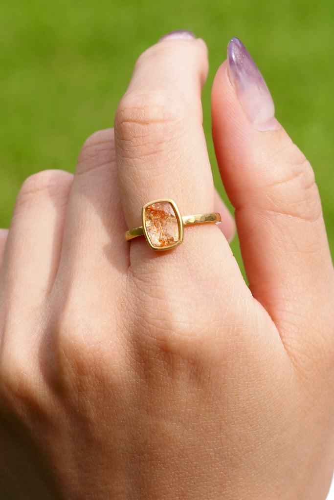 ジュエリースタジオMASHIROのカラーストーンアップサイクルジュエリー。イリュージョンサンストーン・くッションレクタングルカット1.2カラット・イエローゴールド（マット仕上げ）の槌目リング