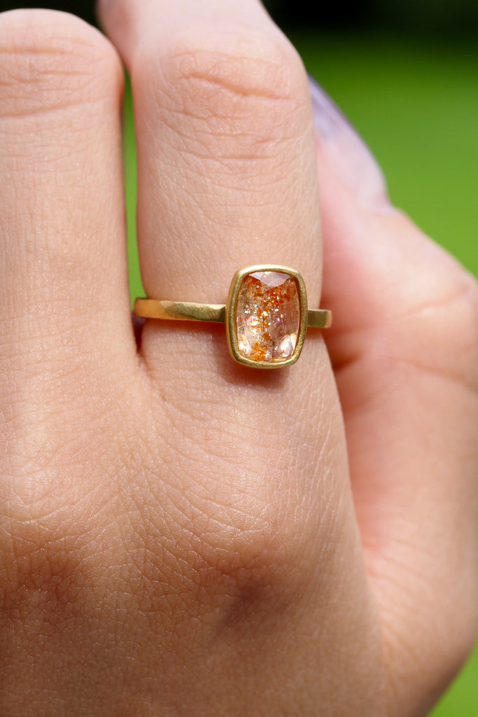 ジュエリースタジオMASHIROのカラーストーンアップサイクルジュエリー。イリュージョンサンストーン・くッションレクタングルカット1.2カラット・イエローゴールド（マット仕上げ）の槌目リング