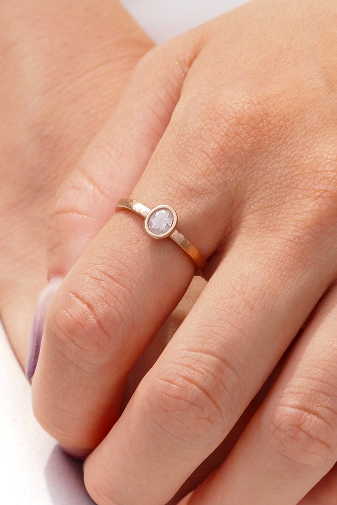 ジュエリースタジオMASHIROのカラーストーンアップサイクルジュエリー。ピンクダイヤモンド・オーバルカット0.35カラット・ピンクゴールドマット仕上げの槌目リング