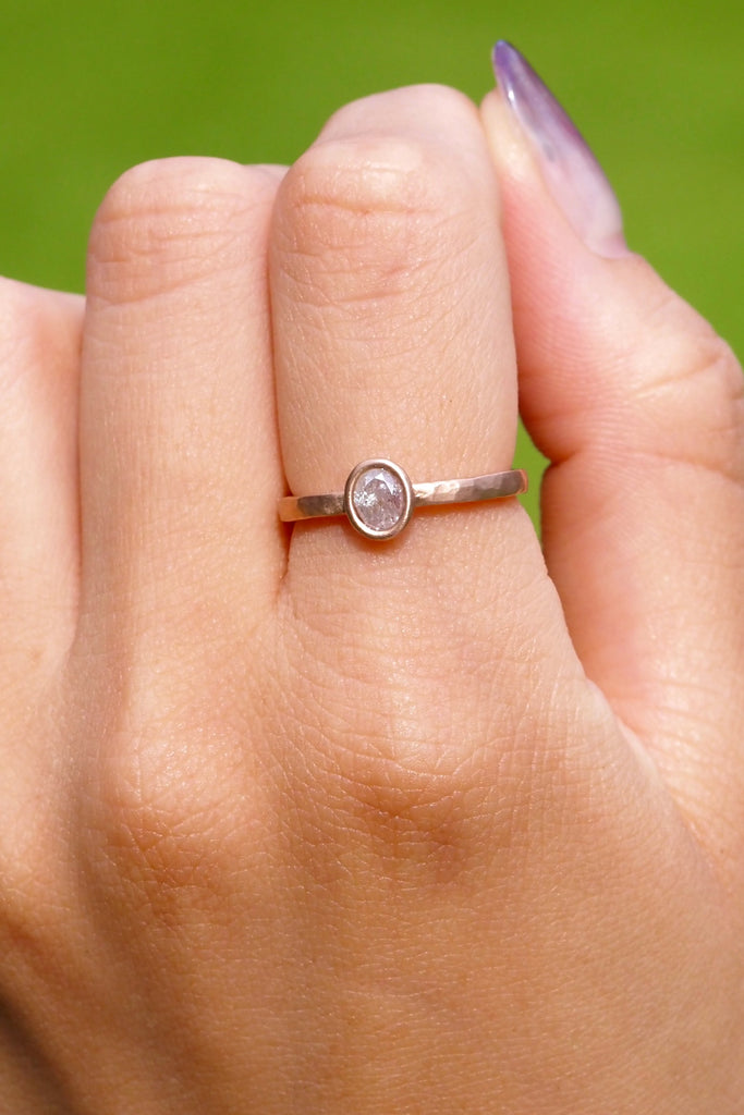 ジュエリースタジオMASHIROのカラーストーンアップサイクルジュエリー。ピンクダイヤモンド・オーバルカット0.35カラット・ピンクゴールドマット仕上げの槌目リング