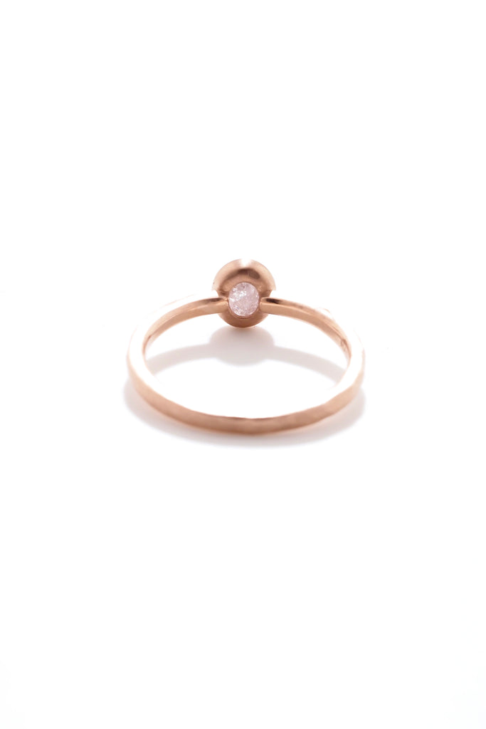 ジュエリースタジオMASHIROのカラーストーンアップサイクルジュエリー。ピンクダイヤモンド・オーバルカット0.35カラット・ピンクゴールドマット仕上げの槌目リング