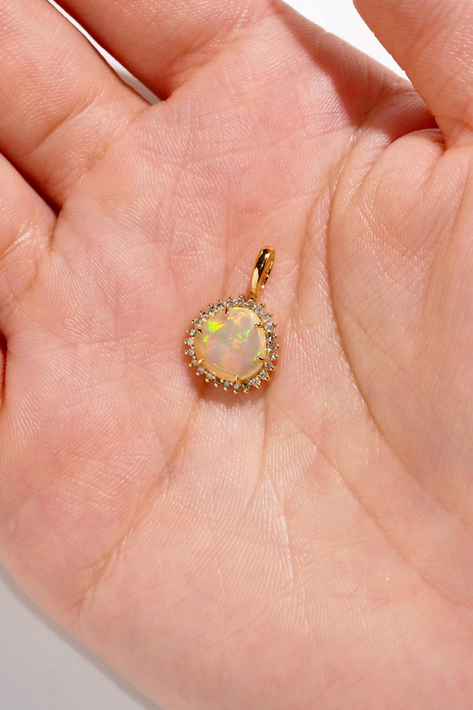ジュエリースタジオMASHIROのアップサイクルカラーストーンジュエリー。エチオピアウォーターオパール・ローズカットのダイヤ取り巻きチャーム（ペンダントトップ）。イエローゴールド