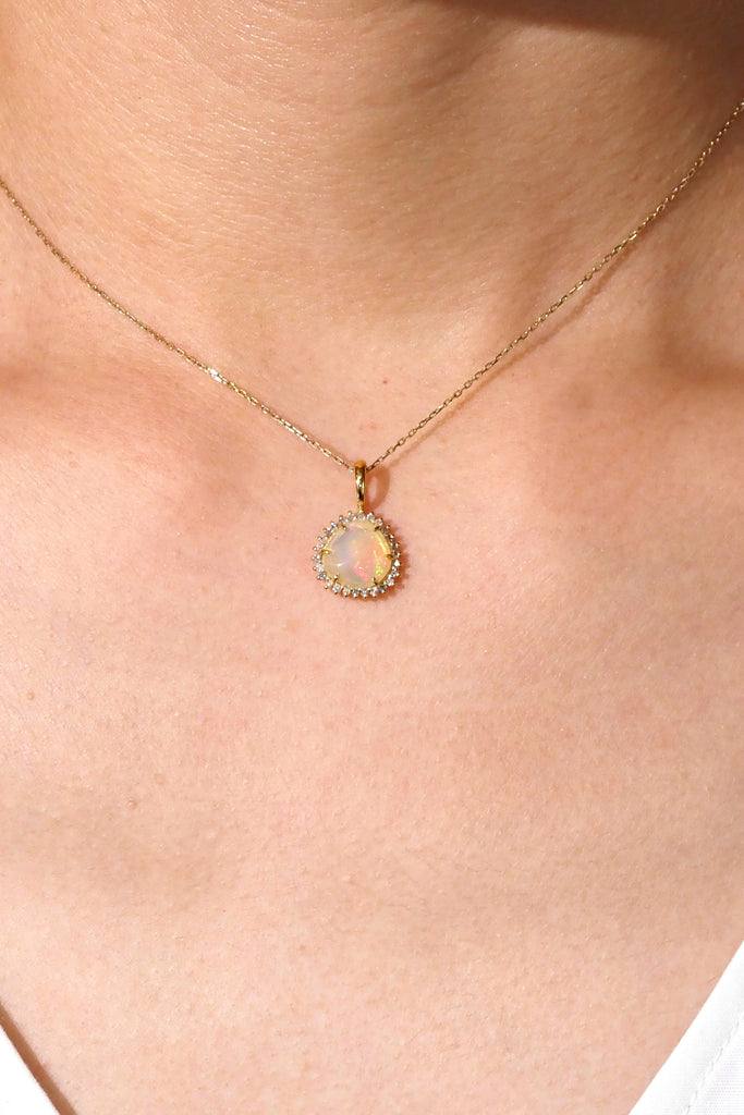 ジュエリースタジオMASHIROのアップサイクルカラーストーンジュエリー。エチオピアウォーターオパール・ローズカットのダイヤ取り巻きチャーム（ペンダントトップ）。イエローゴールド