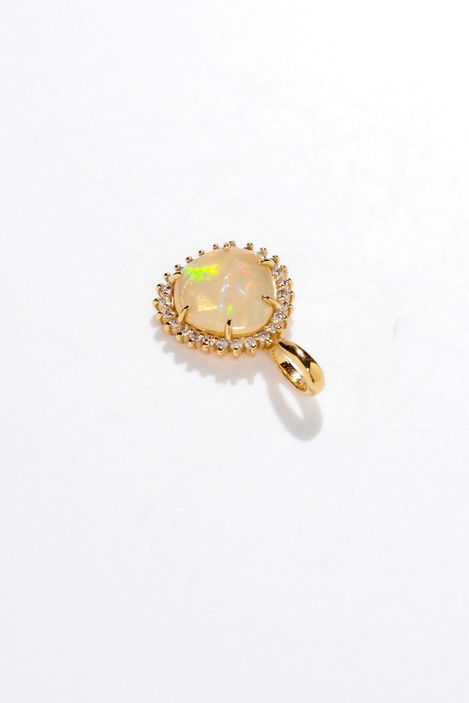 ジュエリースタジオMASHIROのアップサイクルカラーストーンジュエリー。エチオピアウォーターオパール・ローズカットのダイヤ取り巻きチャーム（ペンダントトップ）。イエローゴールド