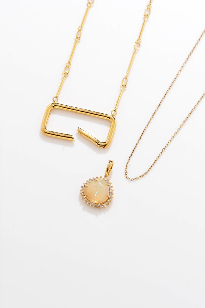 ジュエリースタジオMASHIROのアップサイクルカラーストーンジュエリー。エチオピアウォーターオパール・ローズカットのダイヤ取り巻きチャーム（ペンダントトップ）。イエローゴールド