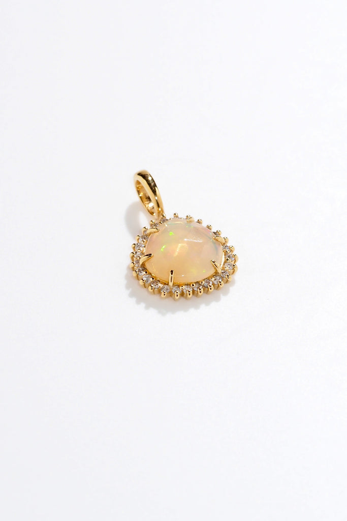 ジュエリースタジオMASHIROのアップサイクルカラーストーンジュエリー。エチオピアウォーターオパール・ローズカットのダイヤ取り巻きチャーム（ペンダントトップ）。イエローゴールド