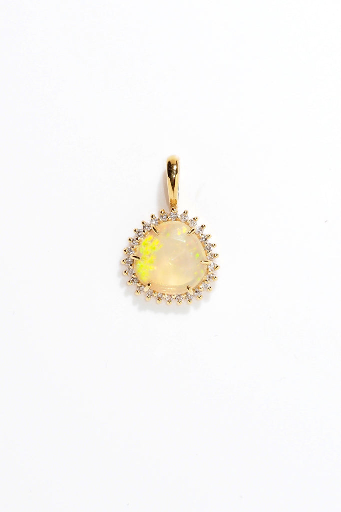 ジュエリースタジオMASHIROのアップサイクルカラーストーンジュエリー。エチオピアウォーターオパール・ローズカットのダイヤ取り巻きチャーム（ペンダントトップ）。イエローゴールド