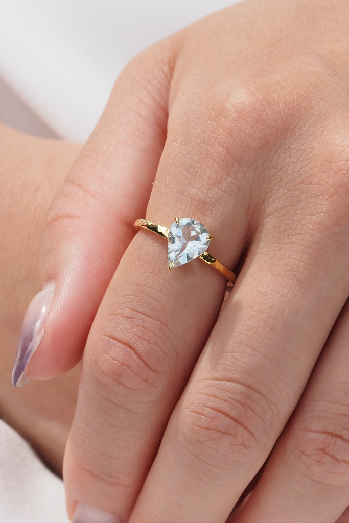 ジュエリースタジオMASHIROのカラーストーンアップサイクルジュエリー。アクアマリン・ペアシェイプカット１カラット・イエローゴールドの槌目リング