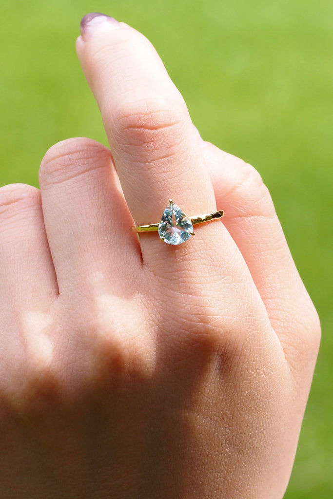 ジュエリースタジオMASHIROのカラーストーンアップサイクルジュエリー。アクアマリン・ペアシェイプカット１カラット・イエローゴールドの槌目リング