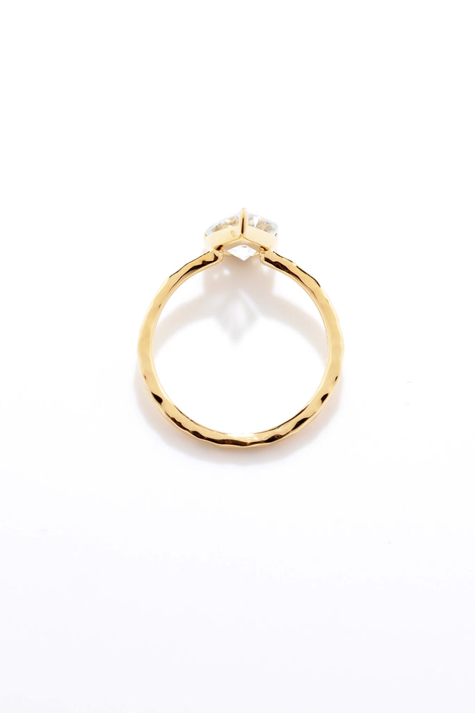 ジュエリースタジオMASHIROのカラーストーンアップサイクルジュエリー。アクアマリン・ペアシェイプカット１カラット・イエローゴールドの槌目リング