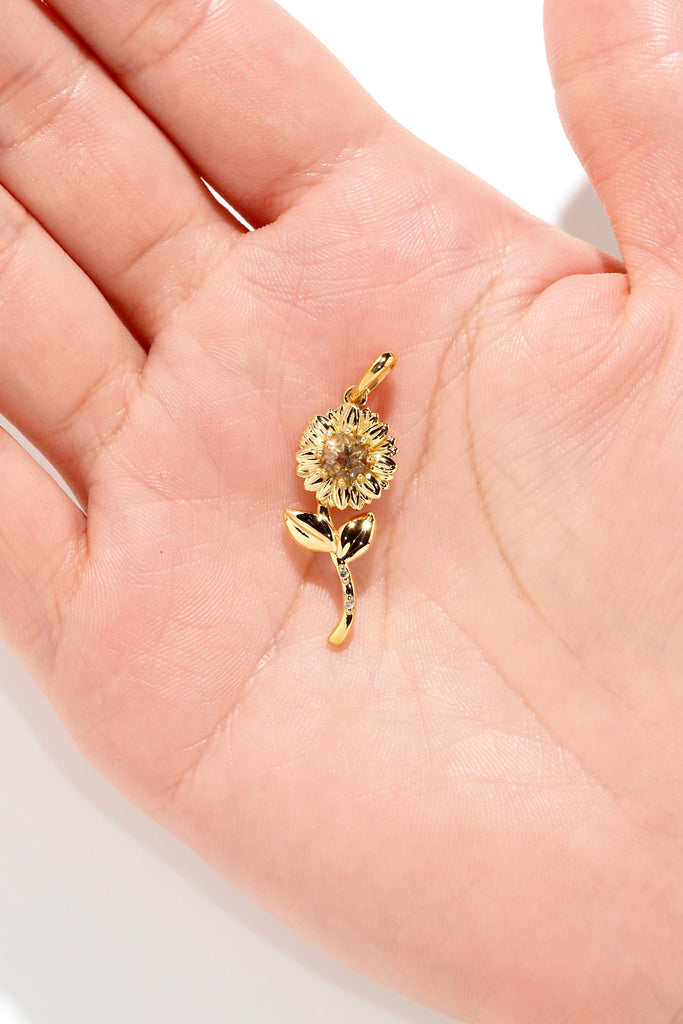 ジュエリースタジオMASHIROのアップサイクルカラーストーンジュエリー。ブラジル産・ブラウントルマリン・ラウンドカットとダイヤモンドの向日葵チャーム（ペンダントトップ）。イエローゴールド