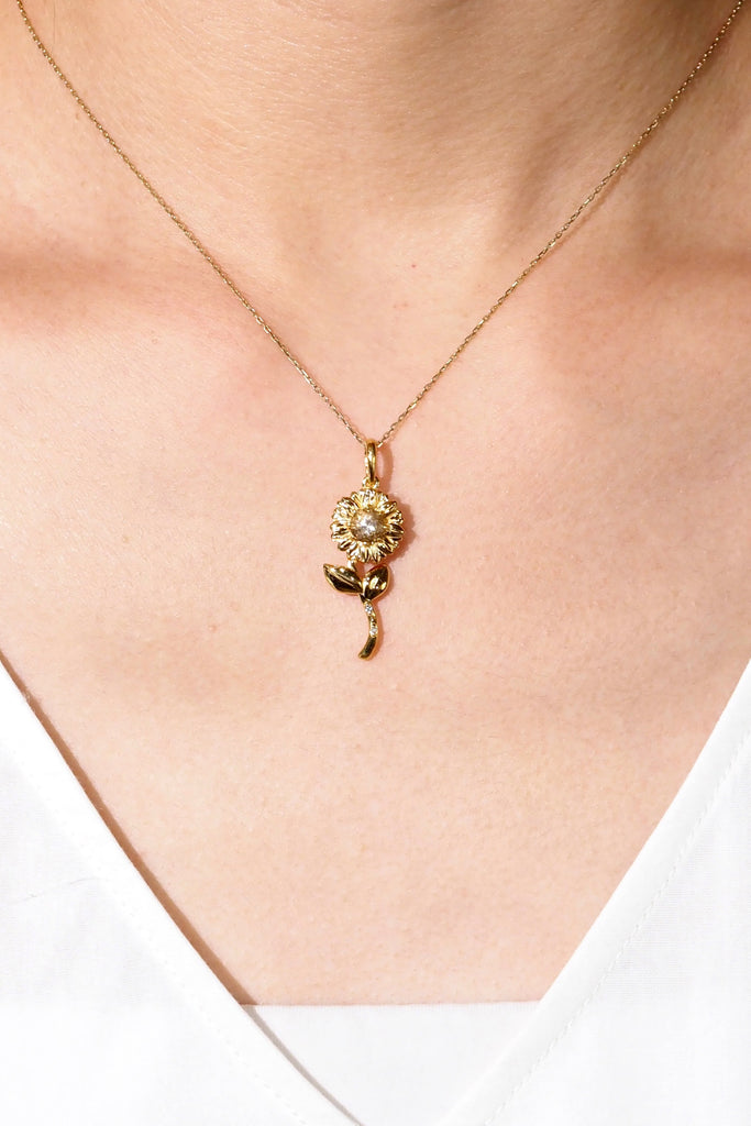 ジュエリースタジオMASHIROのアップサイクルカラーストーンジュエリー。ブラジル産・ブラウントルマリン・ラウンドカットとダイヤモンドの向日葵チャーム（ペンダントトップ）。イエローゴールド