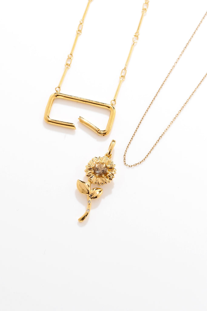 ジュエリースタジオMASHIROのアップサイクルカラーストーンジュエリー。ブラジル産・ブラウントルマリン・ラウンドカットとダイヤモンドの向日葵チャーム（ペンダントトップ）。イエローゴールド