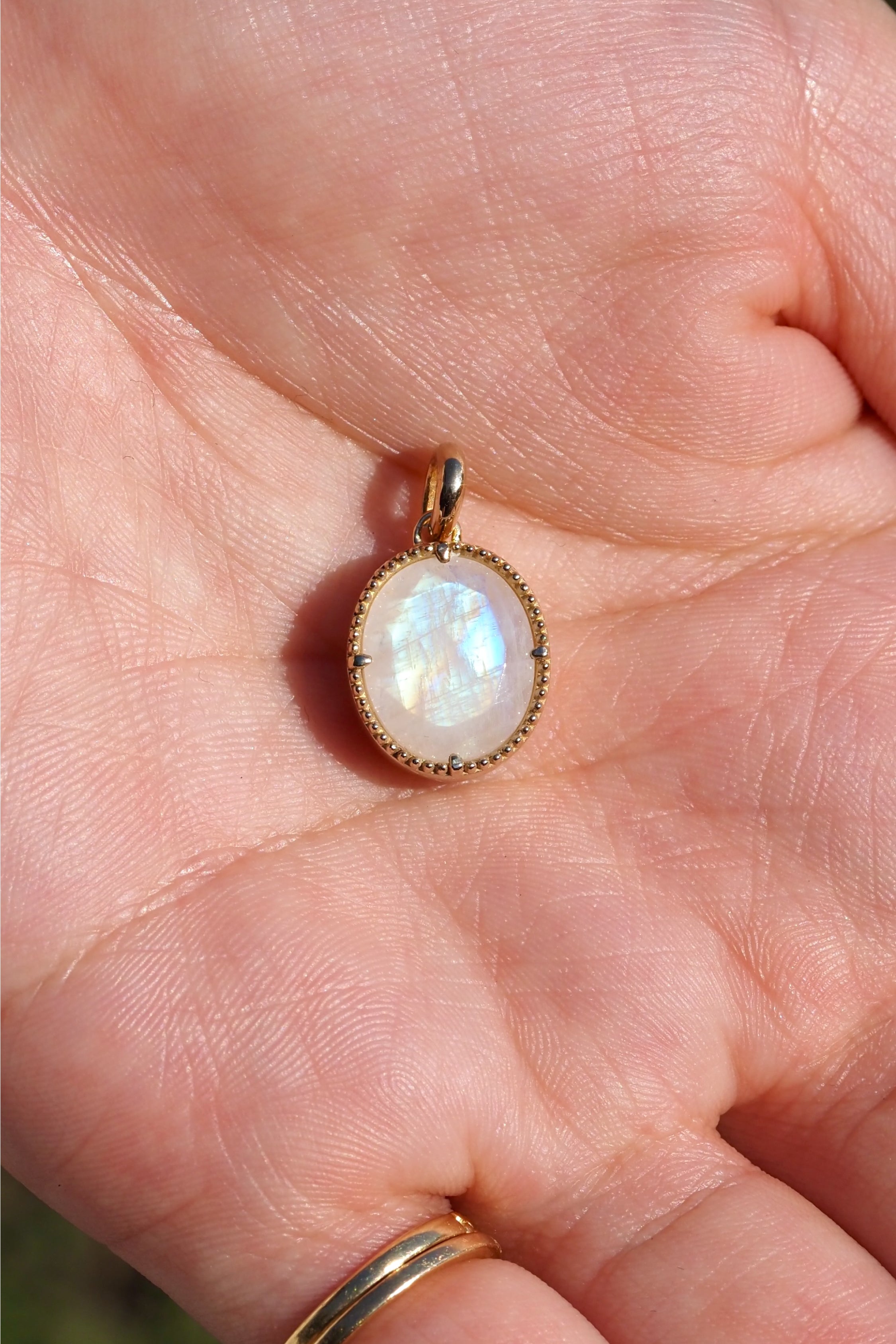 レインボームーンストーン・ミルグレインチャーム・シャンパンゴールド