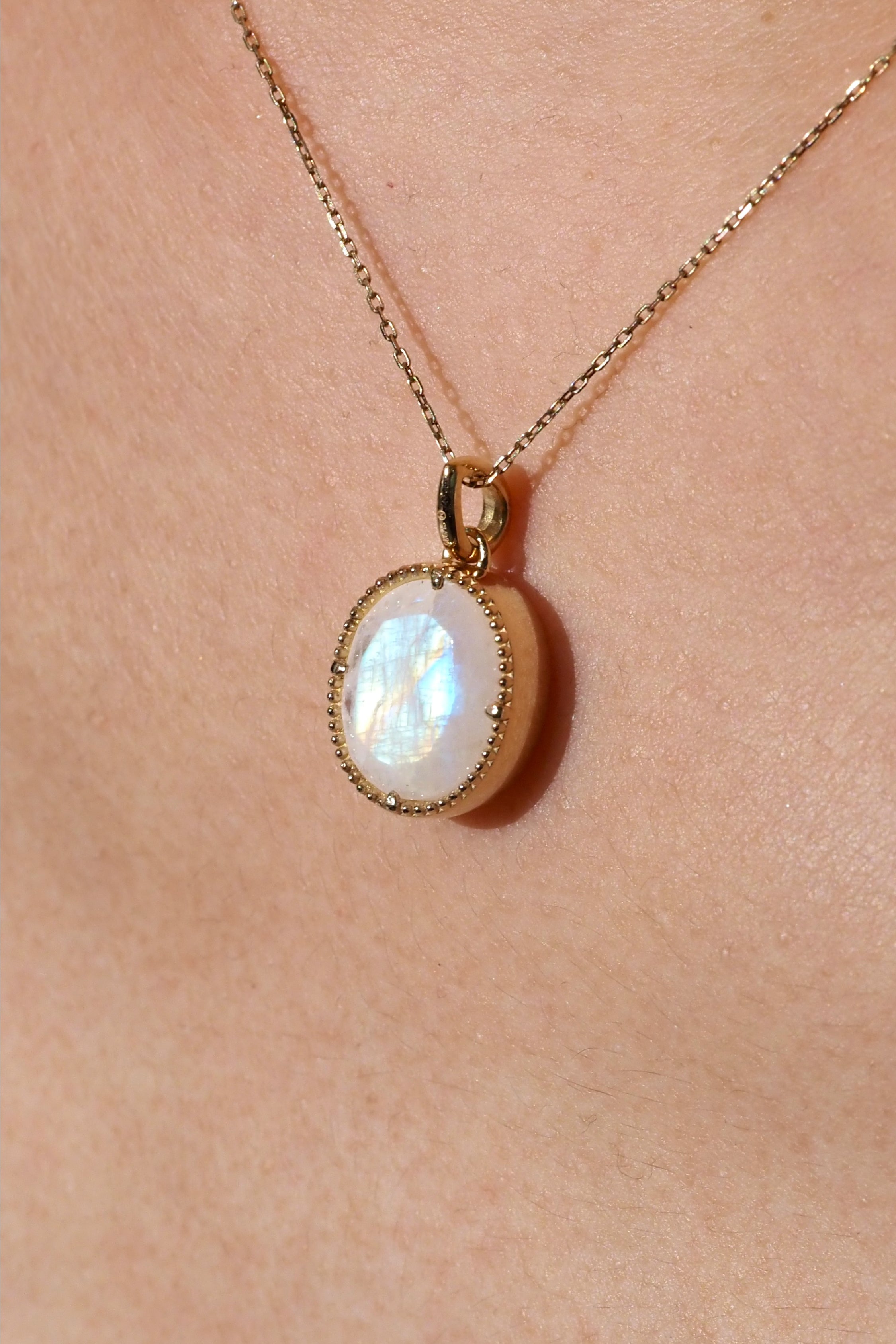 レインボームーンストーン・ミルグレインチャーム・シャンパンゴールド