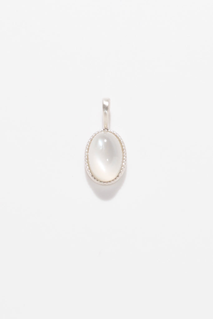 ジュエリースタジオMASHIROのアップサイクルジュエリー。ムーンストーン・オーバルカボション・約2.60ct・約9.9*7mmのミルグレインチャーム