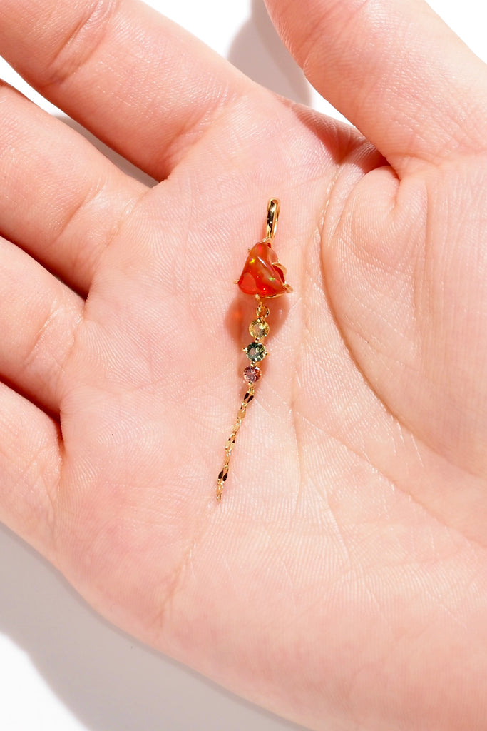 ジュエリースタジオMASHIROのアップサイクルカラーストーンジュエリー。メキシコファイアオパール・バロックと魔ルチカラーサファイアの打ち上げ花火デザインチャーム（ペンダントトップ）。イエローゴールド