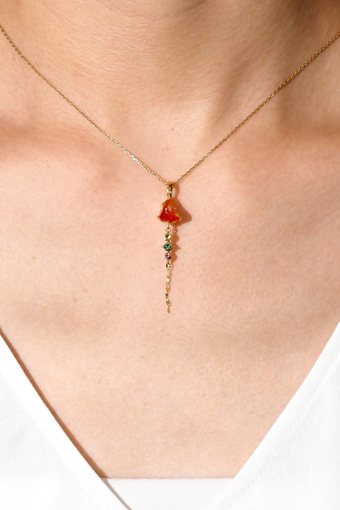 ジュエリースタジオMASHIROのアップサイクルカラーストーンジュエリー。メキシコファイアオパール・バロックと魔ルチカラーサファイアの打ち上げ花火デザインチャーム（ペンダントトップ）。イエローゴールド