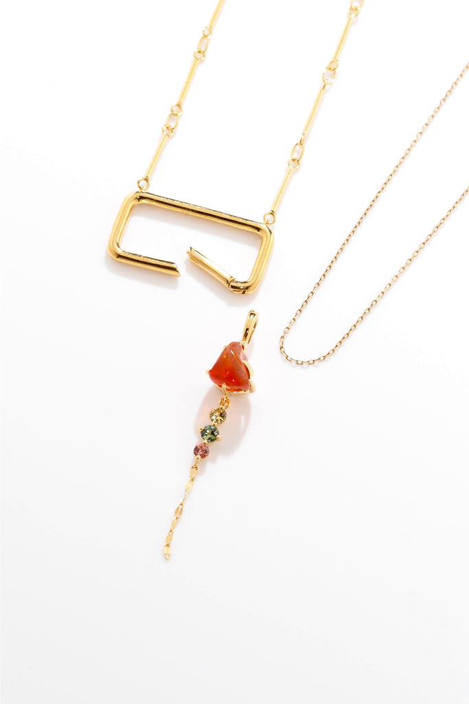 ジュエリースタジオMASHIROのアップサイクルカラーストーンジュエリー。メキシコファイアオパール・バロックと魔ルチカラーサファイアの打ち上げ花火デザインチャーム（ペンダントトップ）。イエローゴールド