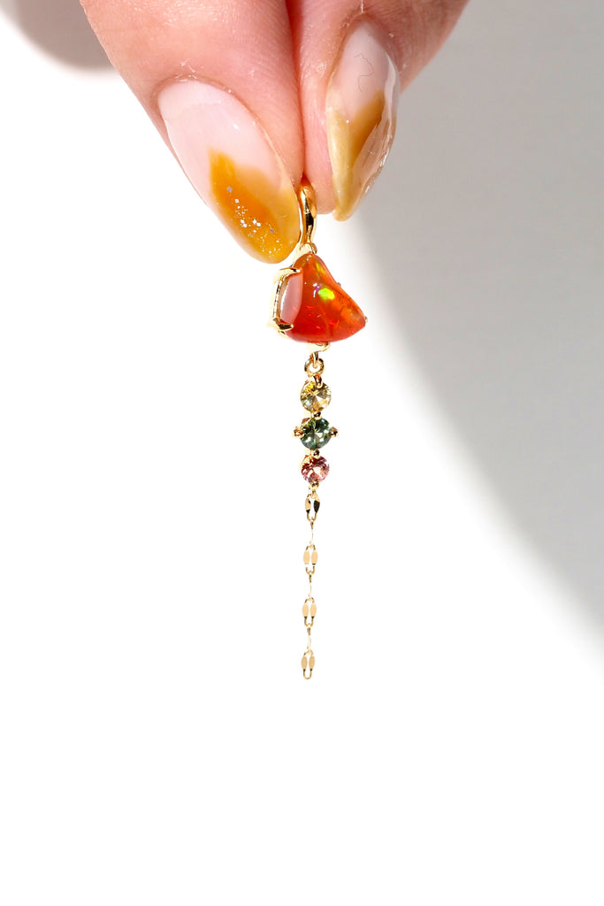 ジュエリースタジオMASHIROのアップサイクルカラーストーンジュエリー。メキシコファイアオパール・バロックと魔ルチカラーサファイアの打ち上げ花火デザインチャーム（ペンダントトップ）。イエローゴールド