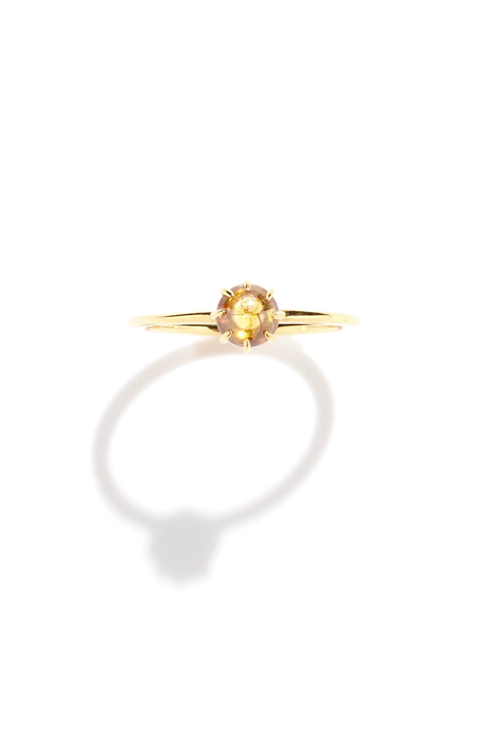 ジュエリースタジオMASHIROのアップサイクルジュエリー。ナチュラルイエローダイヤモンド・ラウンドカボションカット・0.62ct・5.1mmのイエローゴールドスキニーポットリング。