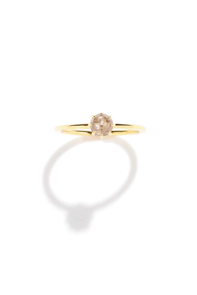 ジュエリースタジオMASHIROのアップサイクルジュエリー。ナチュラルブラウングレーダイヤモンド・ラウンドカボションカット・0.60ct ・4.7mmのイエローゴールドスキニーポットリング。