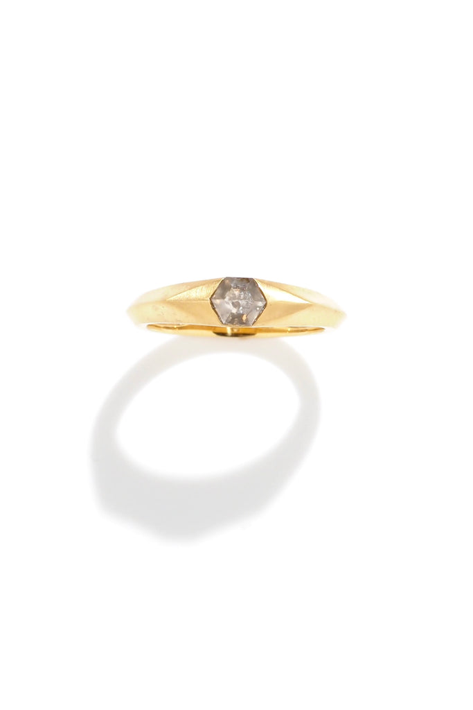 ジュエリースタジオMASHIROのアップサイクルジュエリー。シルキーダイヤモンド・ヘキサゴンカット・約0.43ct・約4.3mmのイエローゴールドロックリング。	
