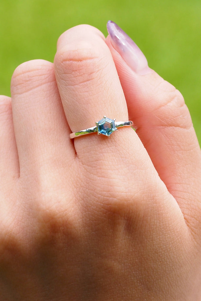 ジュエリースタジオMASHIROのカラーストーンアップサイクルジュエリー。バイカラーサファイア・ヘキサゴンカット0.8カラット・スターリングシルバーの槌目リング