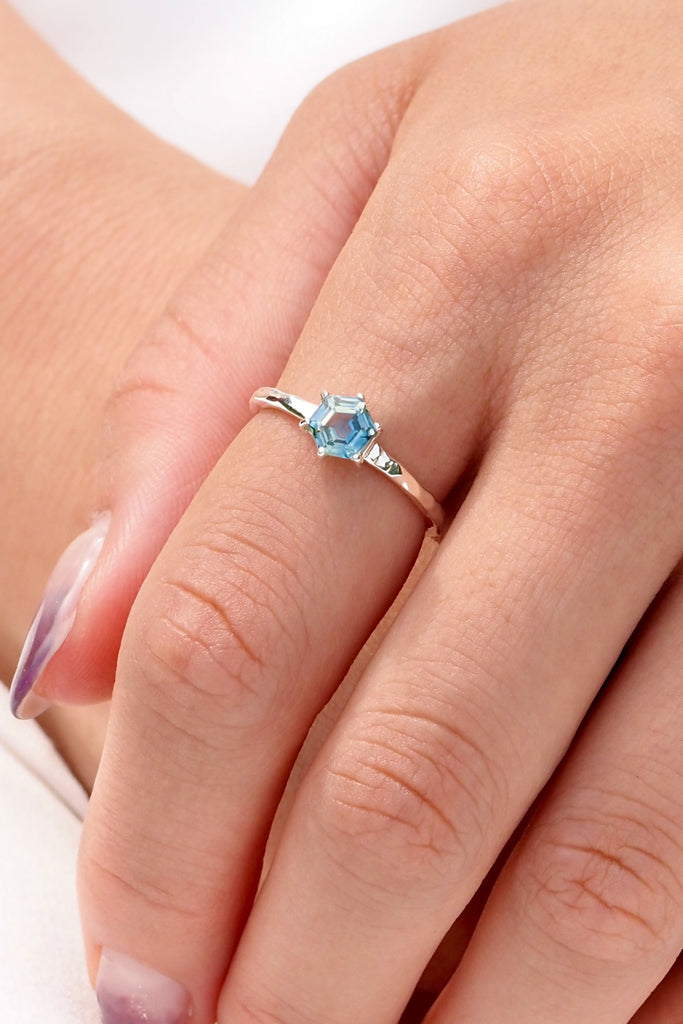 ジュエリースタジオMASHIROのカラーストーンアップサイクルジュエリー。バイカラーサファイア・ヘキサゴンカット0.8カラット・スターリングシルバーの槌目リング