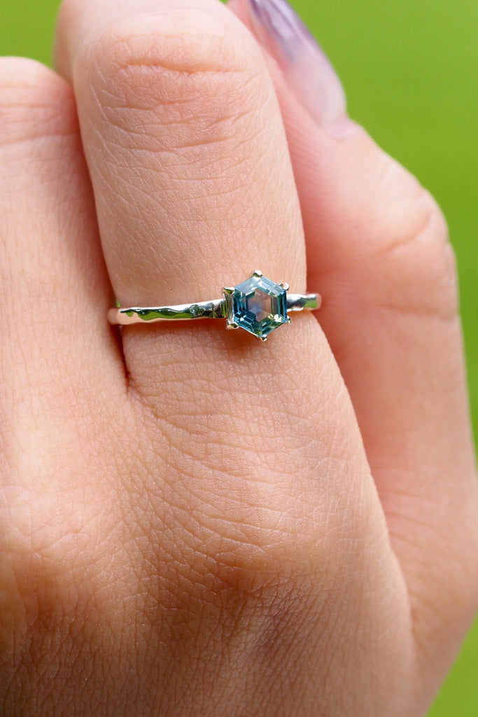 ジュエリースタジオMASHIROのカラーストーンアップサイクルジュエリー。バイカラーサファイア・ヘキサゴンカット0.8カラット・スターリングシルバーの槌目リング